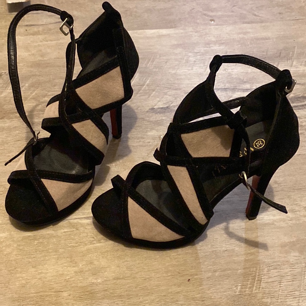Size 6 Weiyali strap pumps with black and cream straps never worn.